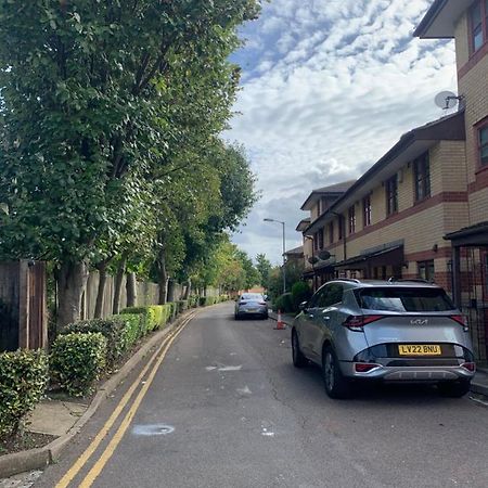 Large, Spacious 3 Bedroom Sleeps 6, Apartment For Contractors And Holidays In Lewisham, Greater London - 1 Free Parking Space & Free Wifi 외부 사진