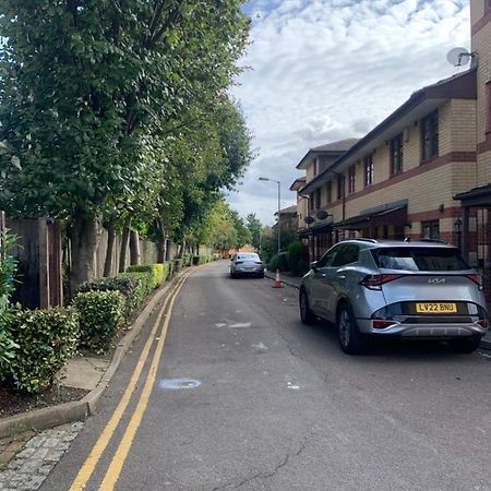 Large, Spacious 3 Bedroom Sleeps 6, Apartment For Contractors And Holidays In Lewisham, Greater London - 1 Free Parking Space & Free Wifi 외부 사진