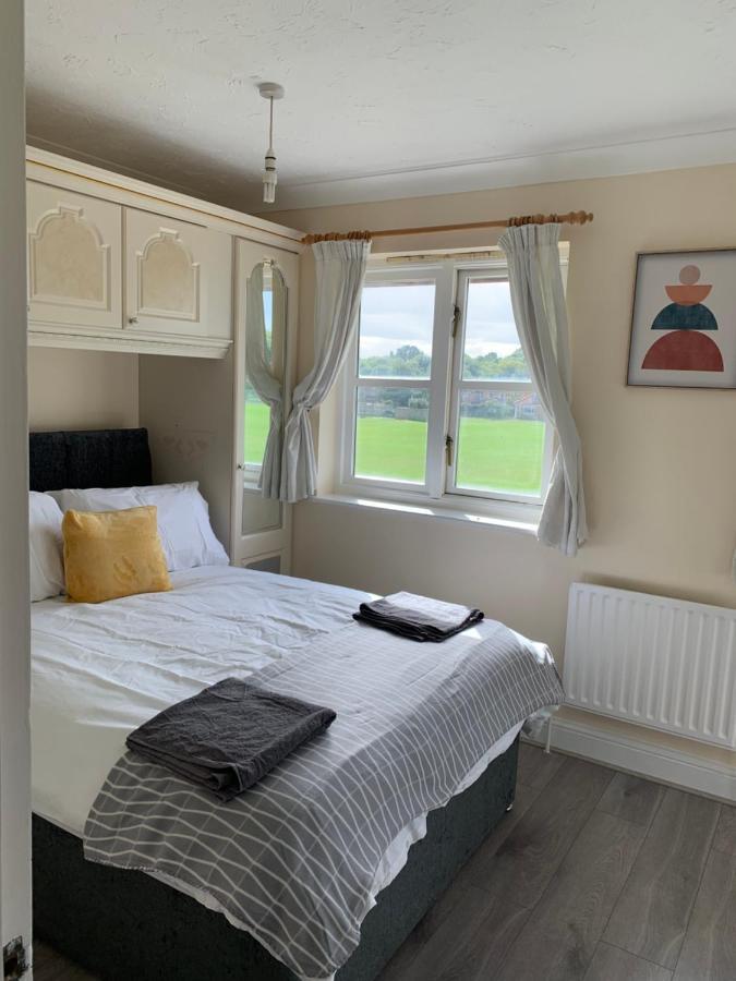 Large, Spacious 3 Bedroom Sleeps 6, Apartment For Contractors And Holidays In Lewisham, Greater London - 1 Free Parking Space & Free Wifi 외부 사진