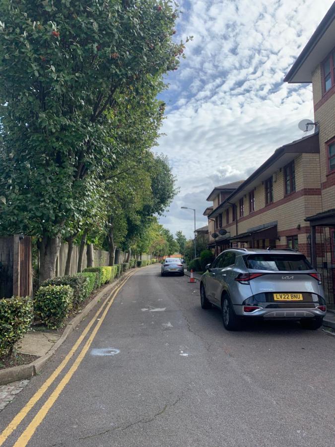 Large, Spacious 3 Bedroom Sleeps 6, Apartment For Contractors And Holidays In Lewisham, Greater London - 1 Free Parking Space & Free Wifi 외부 사진