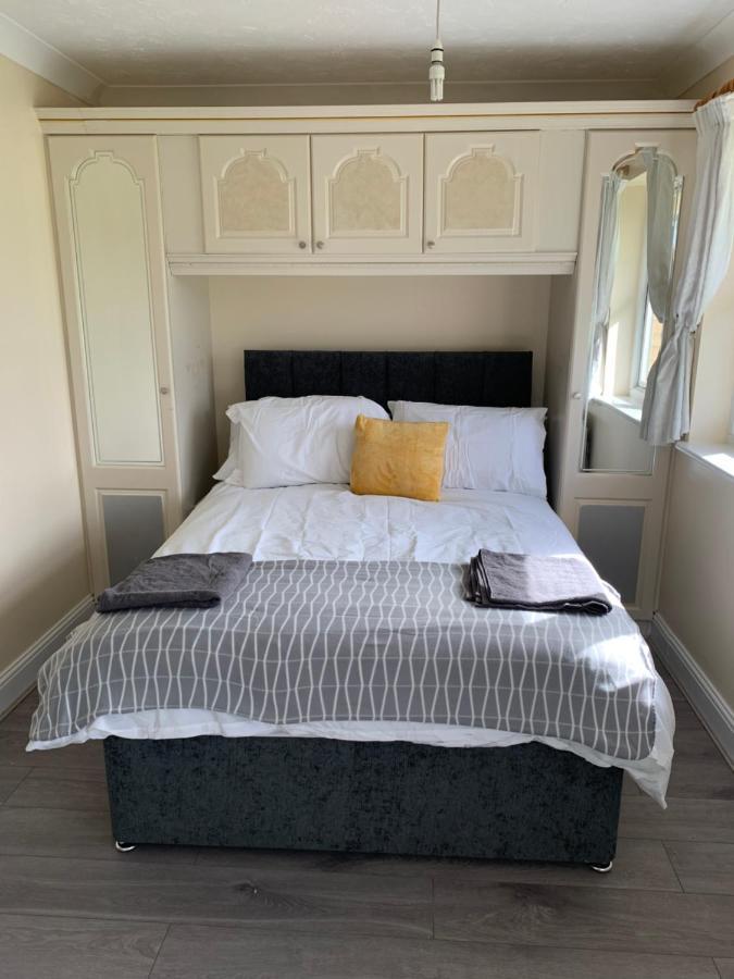 Large, Spacious 3 Bedroom Sleeps 6, Apartment For Contractors And Holidays In Lewisham, Greater London - 1 Free Parking Space & Free Wifi 외부 사진