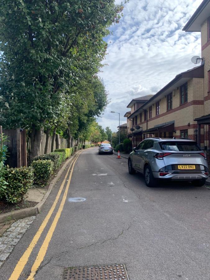 Large, Spacious 3 Bedroom Sleeps 6, Apartment For Contractors And Holidays In Lewisham, Greater London - 1 Free Parking Space & Free Wifi 외부 사진