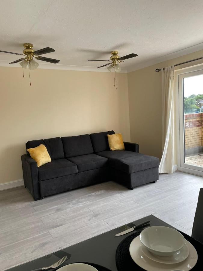 Large, Spacious 3 Bedroom Sleeps 6, Apartment For Contractors And Holidays In Lewisham, Greater London - 1 Free Parking Space & Free Wifi 외부 사진