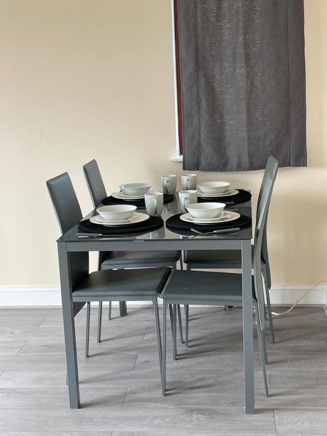 Large, Spacious 3 Bedroom Sleeps 6, Apartment For Contractors And Holidays In Lewisham, Greater London - 1 Free Parking Space & Free Wifi 외부 사진
